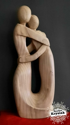 Adelaida. El Abrazo. Talla en madera de castaño.