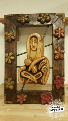 Paco. Escultura tallada en castaño y marco de pino. 2018