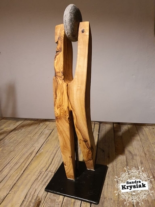 Sergio. Escultura en madera y metal.