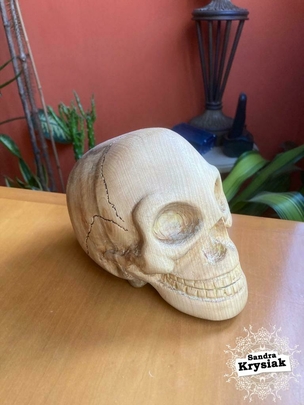 Adolfo. Talla de escultura de calavera.