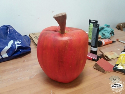 José Luis. Manzana tallada en madera de pino y policromada.
