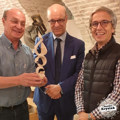 JAMS presenta su obra al pintor Manual de la Mata (centro foto, a la derecha Odnoder). 2019