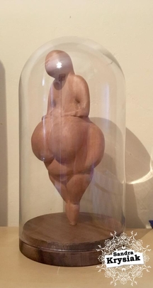 Pablo Guerreiro. Venus de Willendorf. Talla en madera de cedro.