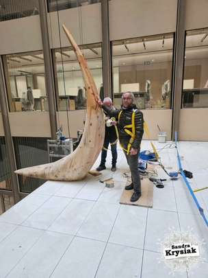 Pablo prepara su escultura para instalarla.