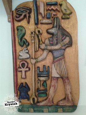 Paco. 2016. Relieve egipcio policromado en madera de haya