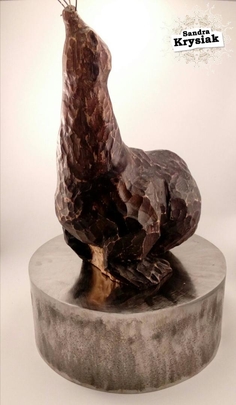 Miguel Arangúren. Escultura de foca tallada en madera de castaño. 2017