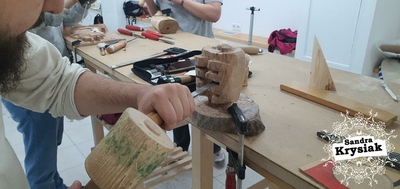Juancho tallando una escultura.