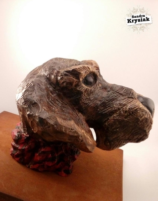 Miguel Arangúren. Cabeza de perro tallada en madera de ciprés. 2018