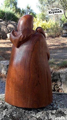 Adelaida 2016. Abrazo al hijo pródigo, detrás. Talla en madera de sipo.